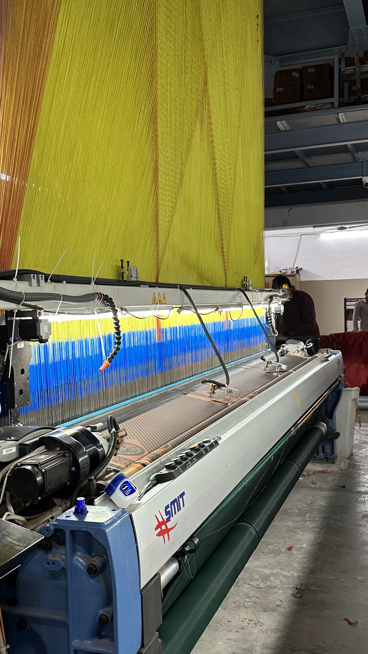 What are the features and benefits of using a Rapier loom machine